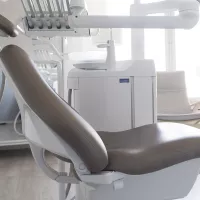 Kuvassa on hammaslääkärin tuoli.