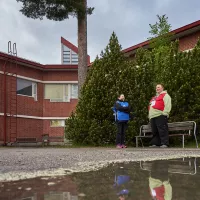 Superin Sari Melanen ja Tehyn Timo Dahl lakkovahteina Sarapihan palvelukeskuksen edessä Mäntässä.
