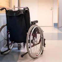 Pyörätuoli käytävällä.