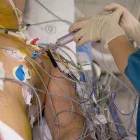 Tehohoitaja työssään.