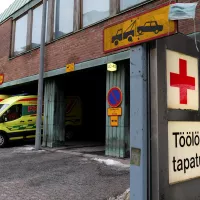 Ambulansseja Töölön tapaturma-aseman edustalla.