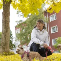 Mila Brisk koiransa kanssa syksyisessä maisemassa.