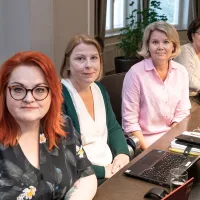 Millariikka Rytkönen, Else-Mai Kirvesniemi, Silja Paavola ja Anne Sainila-Vaarno valtakunnansovittelijan toimistossa.