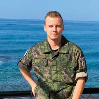 Mikko Alamäki seisoo meren rannalla.