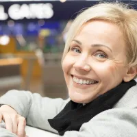 Katri Varis kuvattuna lentokentällä
