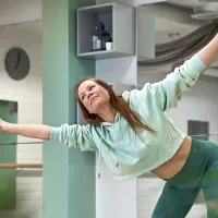 Osteopaatti Tiana Newell näyttää, miten käyttää myös tanssia osteopatiassa.