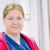 Sydänhoitaja Annemari Pirnes työasussa.