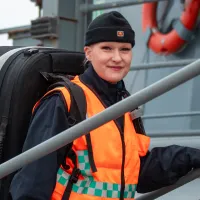 Kenttäsairaanhoitaja Ulla Haverinen on astumassa laivaan.