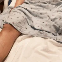 Diabeetikko sairaalasängyssä, jonka jalka on amputoitu.