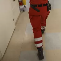 Ensihoitoja kävelee käytävää