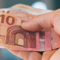 kädessä pari 10 euron seteliä