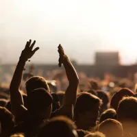 Teemme juttua tehyläisistä, jotka tekevät vapaaehtoistyötä kesän tapahtumissa. Lähdetkö mukaan festareille, leireille tai suurtilaisuuksiin auttamaan? Ilmianna itsesi! Kuvassa festariyleisöä fiilistelemässä musiikkikeikkaa.