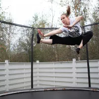 Pauliina Kukkonen hyppii kotipihansa trampoliinilla.