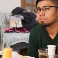 Nuori mies kotonaan.