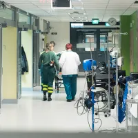 Hoitajat kävelevät sairaalan käytävällä