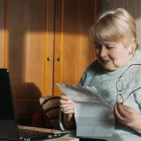 Nainen lukee paperia. 