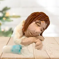 Kuvituskuva, jossa väsynyt ihmishahmo ja pöydälle kaatunut maitolasi.