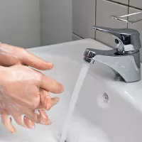 Käsien pesu - lavuaarin hanasta tulee vettä.
