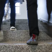 Kahdet jalat portaissa