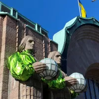Rautatieaseman kivimiehet Kääriäjän vihreissä boleroissa