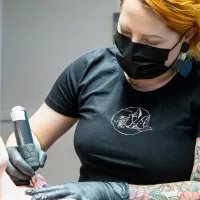 Riikka Rapo tatuoi tytärtään.