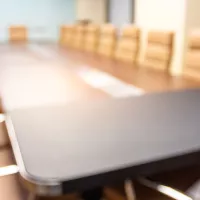 Tuoleja neuvottelupöydän ääressä.