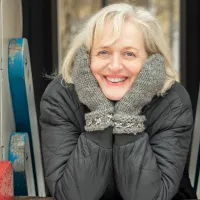 Eva Siitonen lasten leikkipaikalla.