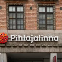 Pihlajalinnan logo rakennuksen seinässä.