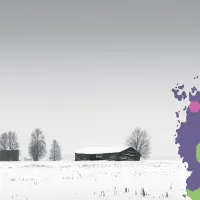 Luminen pelto ja kaksi rakennusta avarassa maisemassa. Oikeassa reunassa Pohjanmaan kartta.