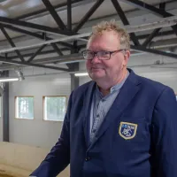 Osmo Metsälä ratsastushallissa.