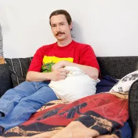 Martin Sirén sohvalla.