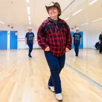 Sairaanhoitaja Anu Vänskä tanssii kantririvitanssia.