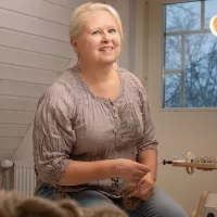 Tiina Sosoi kehrää lankaa modernilla rukilla.