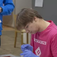 Taitaja2023 kilpailija Atte Jonninen tehtävän parissa.