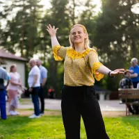 Maria Nöjd tanssilavan pihamaalla