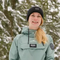 Taru Garthwaite lumisessa metsässä.