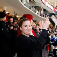 Marisa Heinonen jääkiekkokatsomossa.