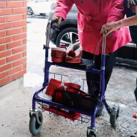 Hoitaja avustaa vanhusta.