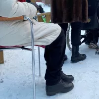 Vanhuksia ulkoilemassa