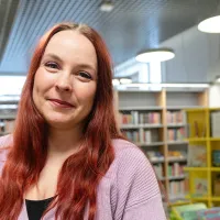 Mira Mämmelä kirjastossa.