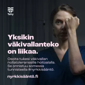 Nainen pitää nyrkkiä kasvojensa edessä.