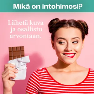 Nainen katsoo himoiten kädessään olevaa suklaalevyä.