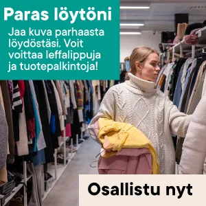Nuori nainen selaamassa vaaterekkejä kirpputorilla.