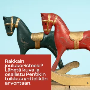 Kaksi antiikkista keinushevos-koristetta pöydällä.