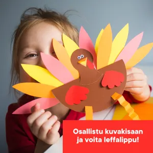 Lapsi näyttää kameralle paperista tekemäänsä lintuhahmoa.