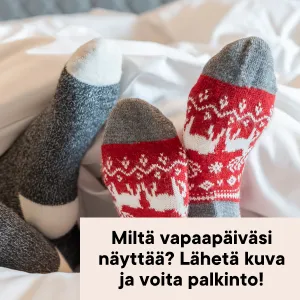 Pariskunnan villasukat pilkottavat peiton alta.
