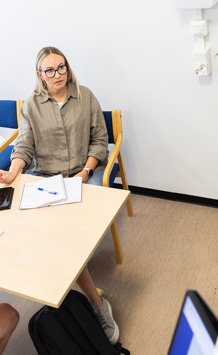 Teemu Leivo ja Liisa Väisänen istuvat palaverihuoneessa ja ottavat etäyhteyttä asiakkaaseen.