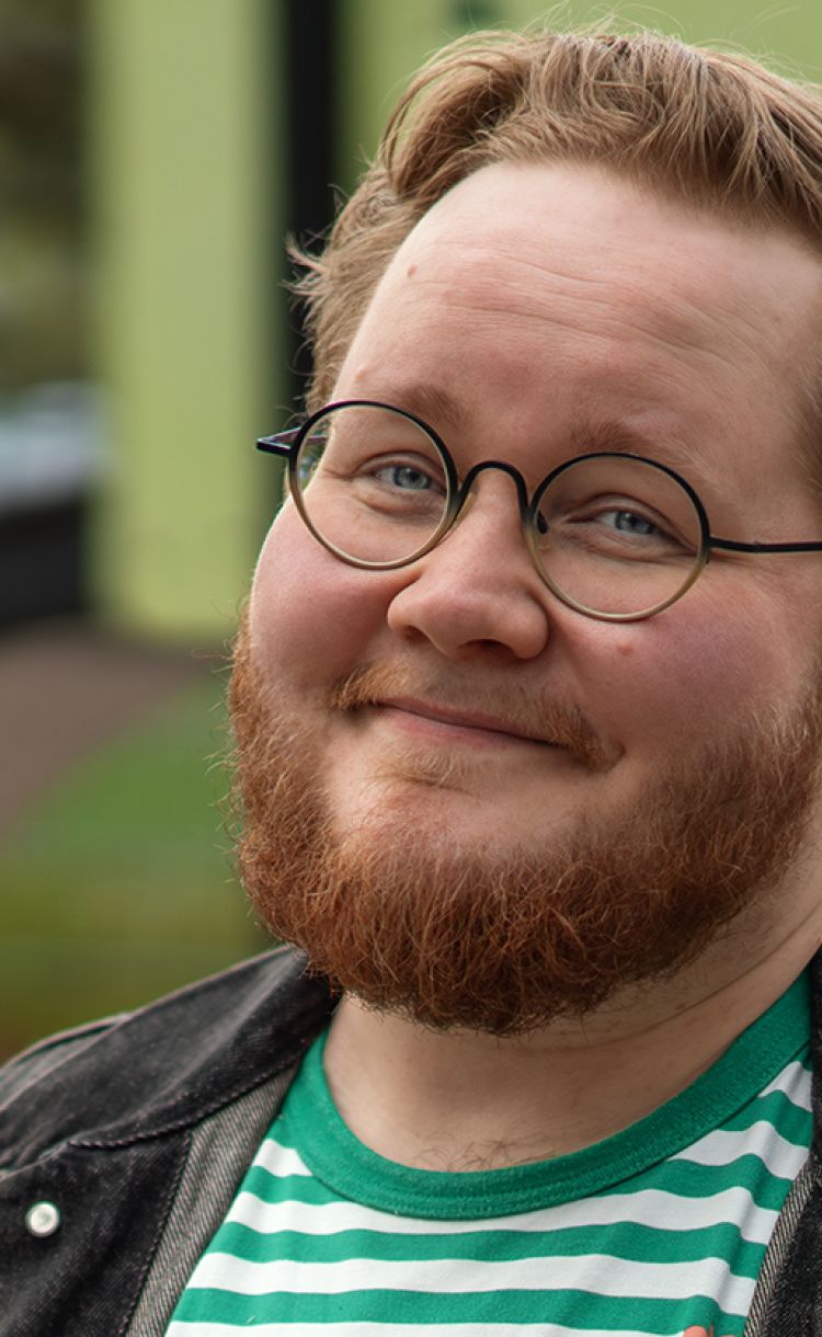 Nooa Sammalkäpy hymyilee kameralle. Kuva otettu lasten leikkikentällä.