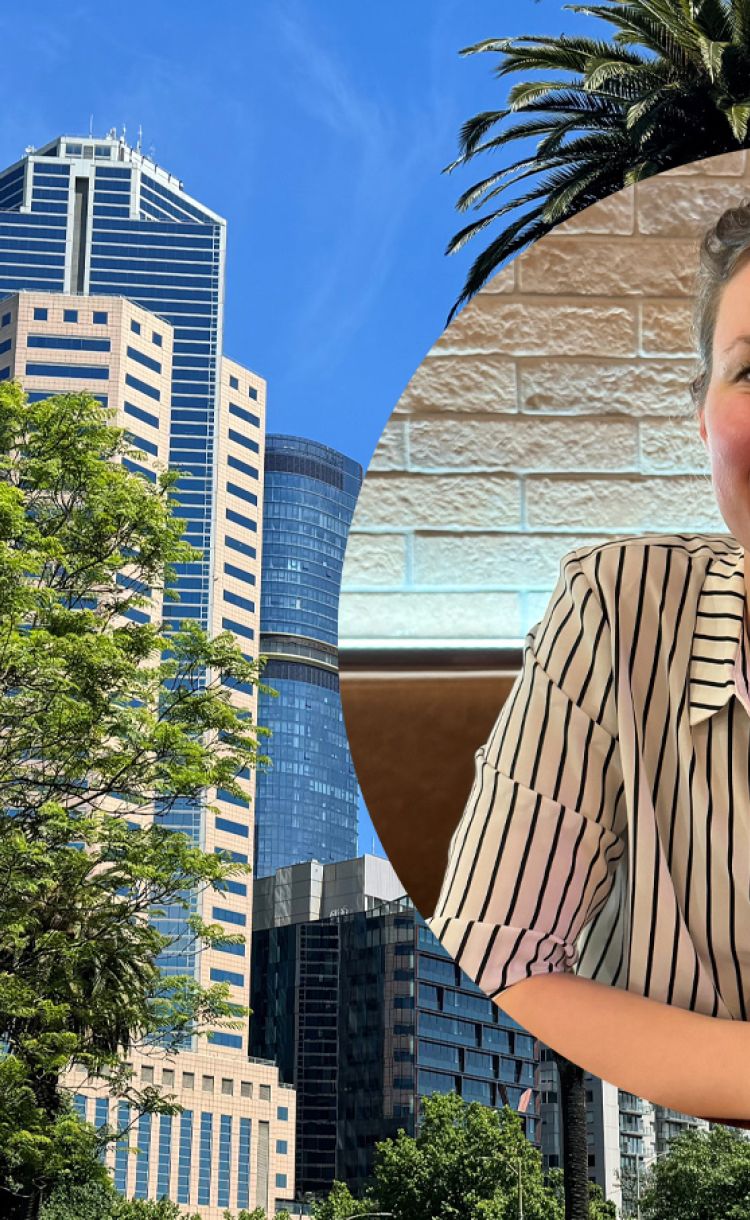 Tutkimuskoordinaattori Jenna Vartiainen. Taustalla Australian maisemaa ja korkeita kerrostalorakennuksia puiden katveessa.