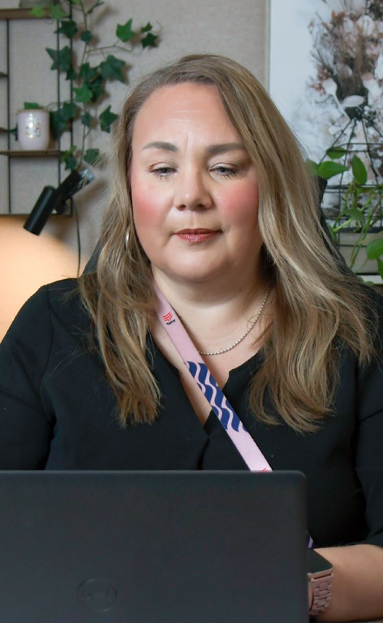 Essi Laaksonen tietokoneen ääressä.